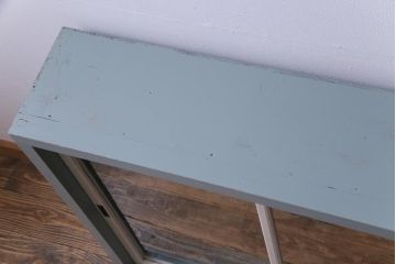 和製アンティーク　ペイント家具　薄型　レトロシャビーな雰囲気がお洒落なガラス戸棚(収納棚、飾り棚)