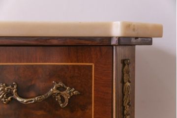 中古　イタリア製　高級品　大理石天板付き　エレガントな雰囲気溢れる上質なサイドボード(収納棚、キャビネット)