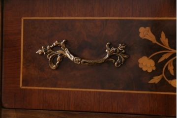 中古　イタリア製　高級品　大理石天板付き　エレガントな雰囲気溢れる上質なサイドボード(収納棚、キャビネット)