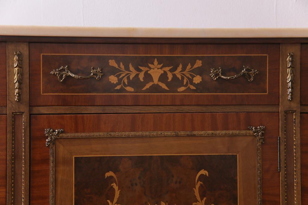 中古　イタリア製　高級品　大理石天板付き　エレガントな雰囲気溢れる上質なサイドボード(収納棚、キャビネット)