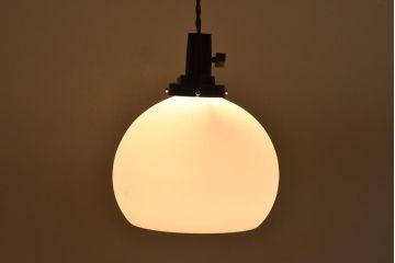 昭和レトロ　丸い形とマットな質感が可愛らしいペンダントライト(天井照明、電笠、シェード)
