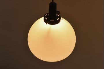 昭和レトロ　丸い形とマットな質感が可愛らしいペンダントライト(天井照明、電笠、シェード)