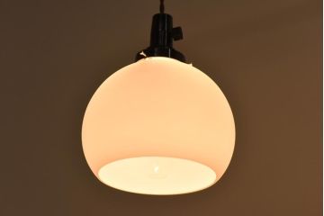 昭和レトロ　丸い形とマットな質感が可愛らしいペンダントライト(天井照明、電笠、シェード)