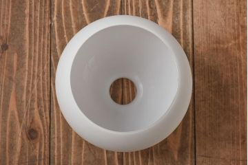 昭和レトロ　丸い形とマットな質感が可愛らしいペンダントライト(天井照明、電笠、シェード)