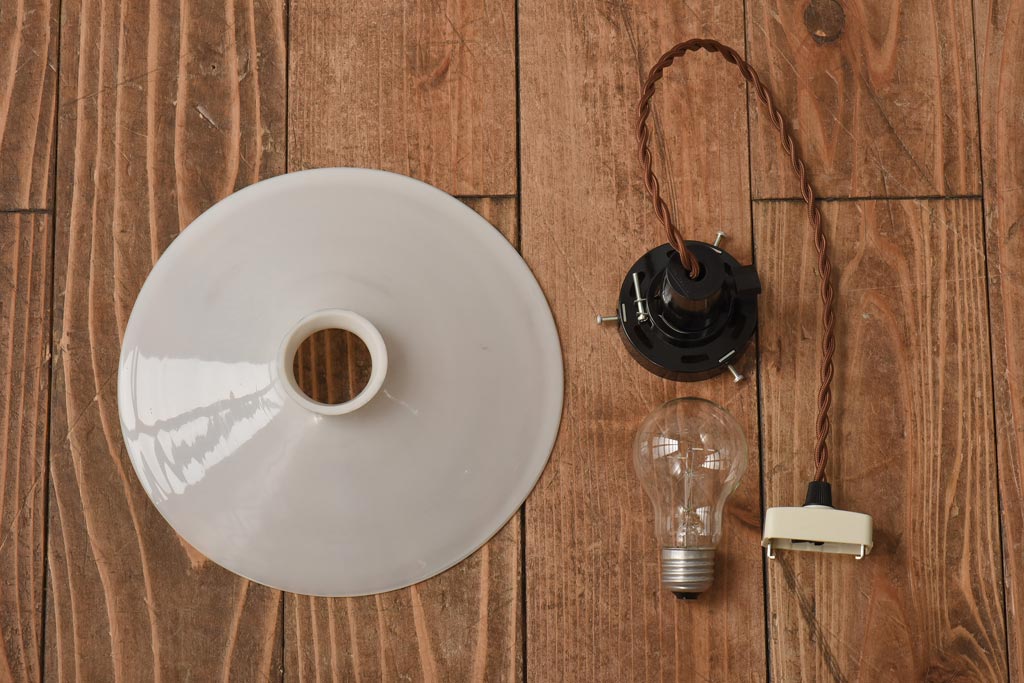 昭和レトロ　戦前　昔懐かしいデザインの平笠シェード(吊り下げ照明、天井照明、ペンダントライト)(1)