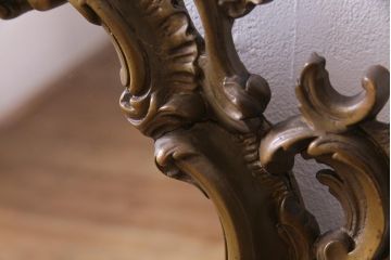 アンティーク雑貨　フランス製　クラシカルなデザインが目を引くルイ15世様式のアンティークミラー(ウォールミラー、壁掛け鏡)