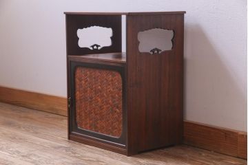 アンティーク家具　大正昭和期　網代編み　透かし彫りが目を惹く小ぶりな戸棚(飾り棚、収納棚)