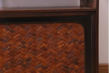 アンティーク家具　大正昭和期　網代編み　透かし彫りが目を惹く小ぶりな戸棚(飾り棚、収納棚)