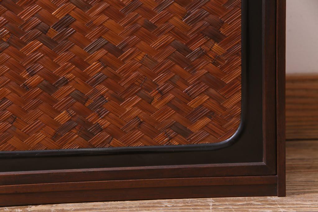 アンティーク家具　大正昭和期　網代編み　透かし彫りが目を惹く小ぶりな戸棚(飾り棚、収納棚)