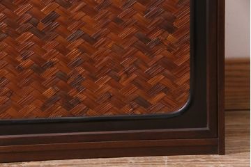 アンティーク家具　大正昭和期　網代編み　透かし彫りが目を惹く小ぶりな戸棚(飾り棚、収納棚)