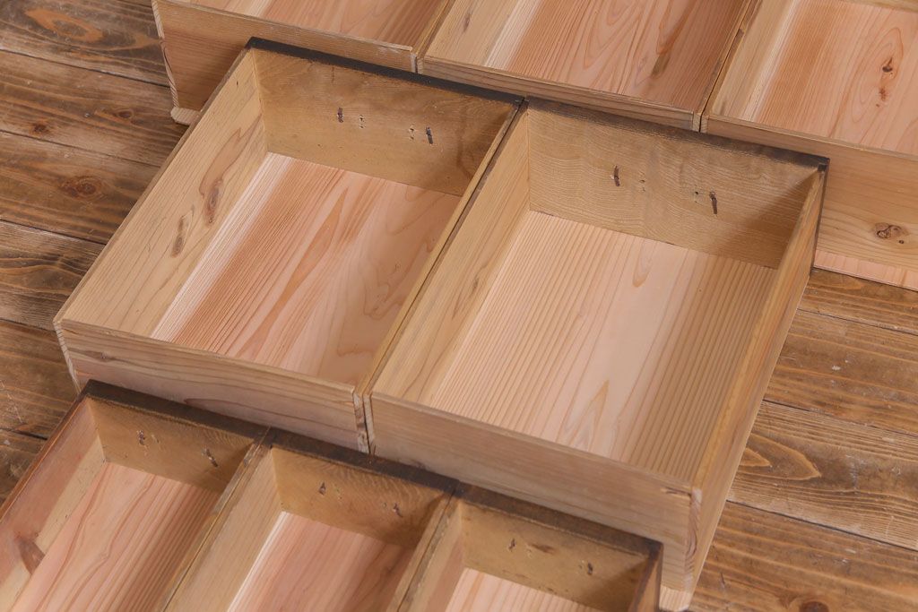 アンティーク家具　和製アンティーク　明治大正期　前面ケヤキ・ヒノキ　堂々とした佇まいが魅力の水屋箪笥サイドボード(収納棚、戸棚、食器棚)