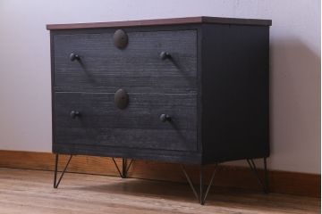 リメイク家具　大正期　ペイント　趣あふれる佇まいが魅力の鉄脚付き時代箪笥ローボード(チェスト、衣装箪笥、テレビボード)