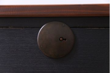 リメイク家具　大正期　ペイント　趣あふれる佇まいが魅力の鉄脚付き時代箪笥ローボード(チェスト、衣装箪笥、テレビボード)