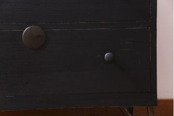 リメイク家具　大正期　ペイント　趣あふれる佇まいが魅力の鉄脚付き時代箪笥ローボード(チェスト、衣装箪笥、テレビボード)