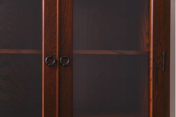 中古　岩谷堂箪笥　233　拭き漆塗りが上品なキャビネット(書棚、本箱)(定価約45万円)