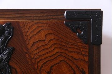 中古　伝統民芸家具　岩谷堂箪笥　南部鉄器の繊細な意匠が目を引くチェスト(衣装箪笥、引き出し)(定価約42万円)(1)