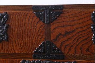 中古　伝統民芸家具　岩谷堂箪笥　南部鉄器の繊細な意匠が目を引くチェスト(衣装箪笥、引き出し)(定価約42万円)(1)