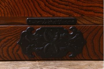 中古　伝統民芸家具　岩谷堂箪笥　南部鉄器の繊細な意匠が目を引くチェスト(衣装箪笥、引き出し)(定価約42万円)(1)