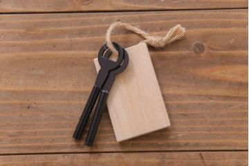 中古　伝統民芸家具　岩谷堂箪笥　南部鉄器の繊細な意匠が目を引くチェスト(衣装箪笥、引き出し)(定価約42万円)(1)