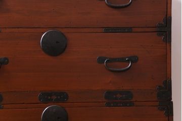 アンティーク家具　和製アンティーク　大正昭和初期　前面ヒノキ材　味わいある佇まいが魅力の重ね箪笥(衣装箪笥、引き出し、時代箪笥)