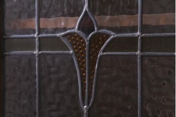 アンティーク家具　イギリスアンティーク　オーク材　薄型　当時物のステンドグラスがお洒落なキャビネット(収納棚、本箱)