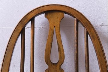 ヴィンテージ家具　イギリスビンテージ　背もたれのデザインが目を惹く北欧スタイルダイニングチェア(1)