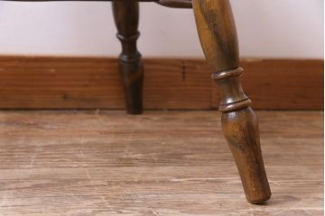 ヴィンテージ家具　イギリスビンテージ　背もたれのデザインが目を惹く北欧スタイルダイニングチェア
(2)
