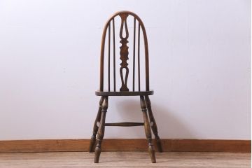 ヴィンテージ家具　イギリスビンテージ　背もたれのデザインが目を惹く北欧スタイルダイニングチェア
(2)