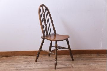 ヴィンテージ家具　イギリスビンテージ　背もたれのデザインが目を惹く北欧スタイルダイニングチェア
(2)