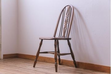 ヴィンテージ家具　イギリスビンテージ　背もたれのデザインが目を惹く北欧スタイルダイニングチェア
(2)