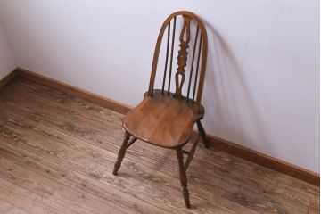 ヴィンテージ家具　イギリスビンテージ　背もたれのデザインが目を惹く北欧スタイルダイニングチェア
(2)