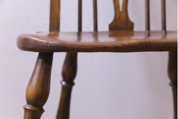 ヴィンテージ家具　イギリスビンテージ　背もたれのデザインが目を惹く北欧スタイルダイニングチェア
(2)