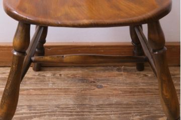 ヴィンテージ家具　イギリスビンテージ　背もたれのデザインが目を惹く北欧スタイルダイニングチェア
(2)