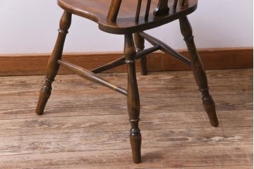 ヴィンテージ家具　イギリスビンテージ　背もたれのデザインが目を惹く北欧スタイルダイニングチェア
(2)