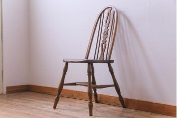 ヴィンテージ家具　イギリスビンテージ　背もたれのデザインが目を惹く北欧スタイルダイニングチェア(3)