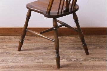 ヴィンテージ家具　イギリスビンテージ　背もたれのデザインが目を惹く北欧スタイルダイニングチェア(3)