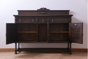 アンティーク家具　イギリスアンティーク　オーク材　優美な装飾が目を惹くサイドボード(キャビネット、収納棚)