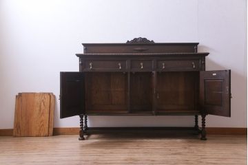 アンティーク家具　イギリスアンティーク　オーク材　優美な装飾が目を惹くサイドボード(キャビネット、収納棚)