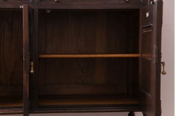 アンティーク家具　イギリスアンティーク　オーク材　優美な装飾が目を惹くサイドボード(キャビネット、収納棚)