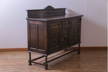 アンティーク家具　イギリスアンティーク　オーク材　優美な装飾が目を惹くサイドボード(キャビネット、収納棚)