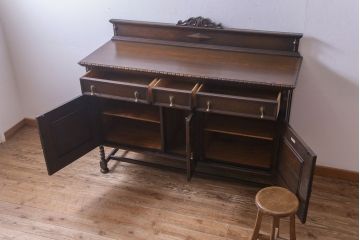 アンティーク家具　イギリスアンティーク　オーク材　優美な装飾が目を惹くサイドボード(キャビネット、収納棚)