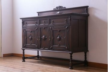 アンティーク家具　イギリスアンティーク　オーク材　優美な装飾が目を惹くサイドボード(キャビネット、収納棚)