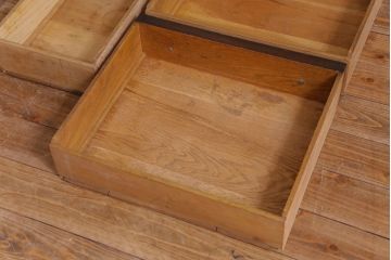 アンティーク家具　イギリスアンティーク　オーク材　優美な装飾が目を惹くサイドボード(キャビネット、収納棚)