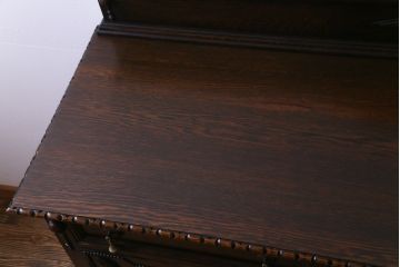 アンティーク家具　イギリスアンティーク　オーク材　優美な装飾が目を惹くサイドボード(キャビネット、収納棚)