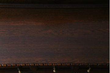 アンティーク家具　イギリスアンティーク　オーク材　優美な装飾が目を惹くサイドボード(キャビネット、収納棚)