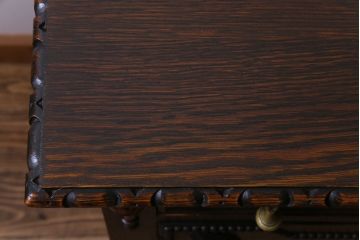 アンティーク家具　イギリスアンティーク　オーク材　優美な装飾が目を惹くサイドボード(キャビネット、収納棚)