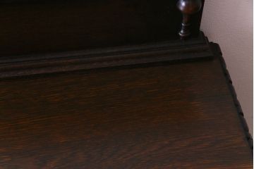 アンティーク家具　イギリスアンティーク　オーク材　優美な装飾が目を惹くサイドボード(キャビネット、収納棚)
