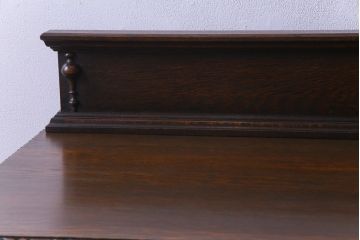 アンティーク家具　イギリスアンティーク　オーク材　優美な装飾が目を惹くサイドボード(キャビネット、収納棚)