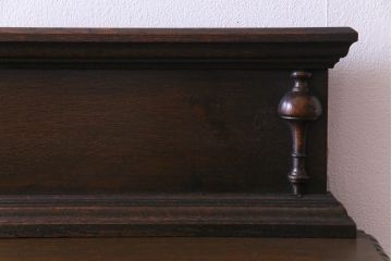 アンティーク家具　イギリスアンティーク　オーク材　優美な装飾が目を惹くサイドボード(キャビネット、収納棚)