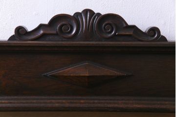 アンティーク家具　イギリスアンティーク　オーク材　優美な装飾が目を惹くサイドボード(キャビネット、収納棚)